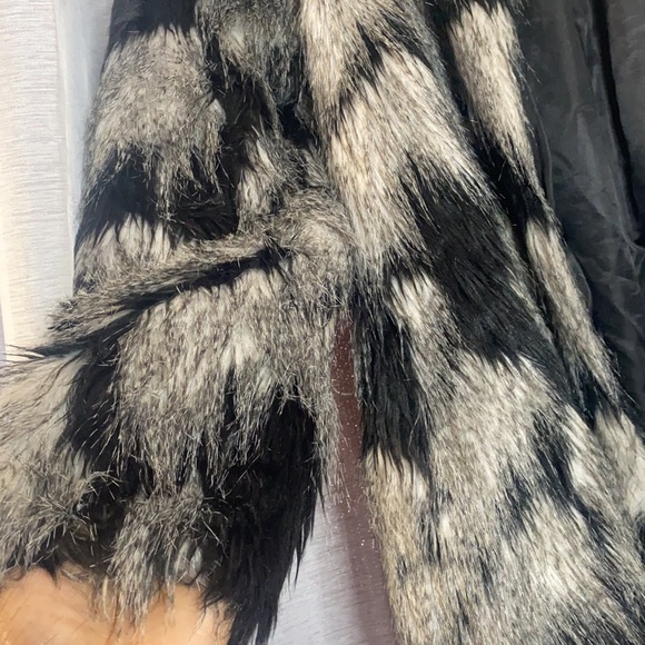 Light weight fur coat - Picture 3 of 8